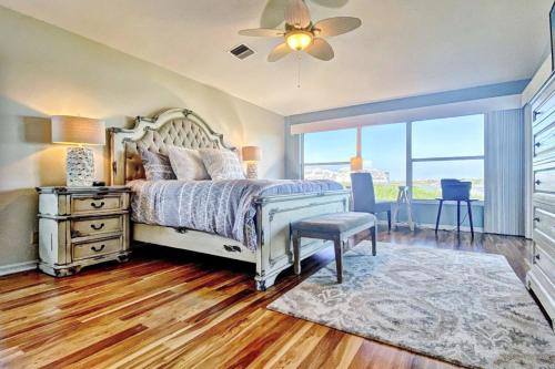 1 dormitorio con 1 cama, 1 silla y 1 ventana en Mariner's Pointe 503, en Clearwater Beach