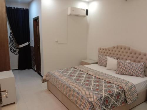 sypialnia z łóżkiem w pokoju w obiekcie Dream Villa w mieście Islamabad