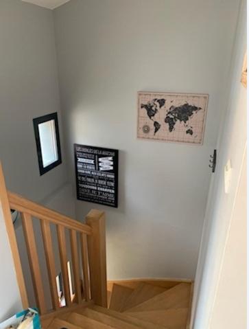 Cette chambre est dotée d'un escalier avec un panneau mural. dans l'établissement Studio centre historique de La Rochelle, à La Rochelle