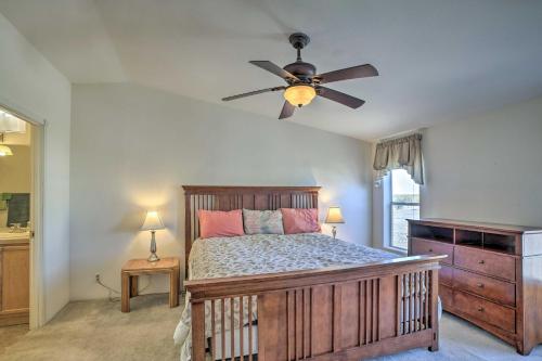 um quarto com uma cama e uma ventoinha de tecto em Desert Escape about 11 Mi to Arizona Peace Trail! em Bouse