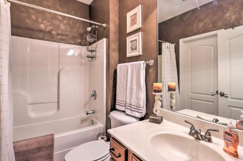 Ένα μπάνιο στο Condo with Lakefront Patio and Community Perks!