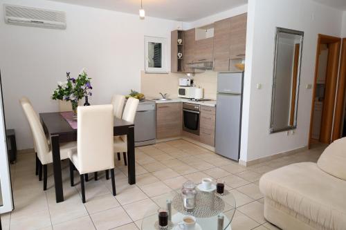 Apartment Oasis with free parking on premises