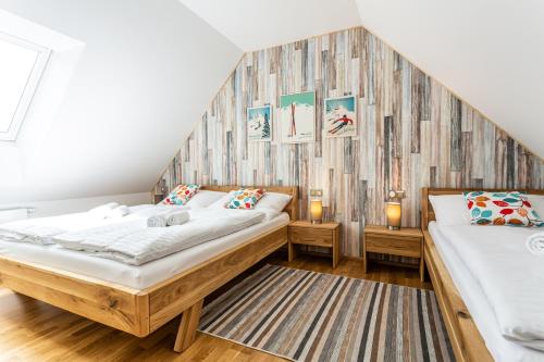 Säng eller sängar i ett rum på U Pivovaru - Apartments Boží Dar