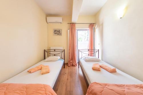 Posteľ alebo postele v izbe v ubytovaní Helen Corfu House