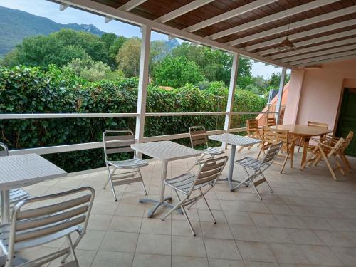 een patio met tafels en stoelen en uitzicht bij Circeo Home La Mola in San Felice Circeo