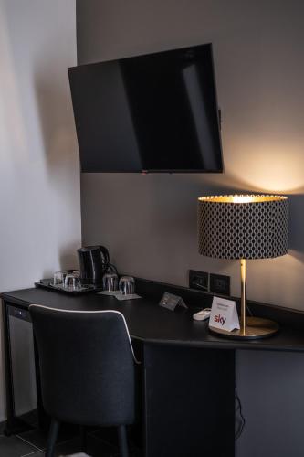 a desk with a lamp and two chairs in a room at Relais Manzoni in Rome