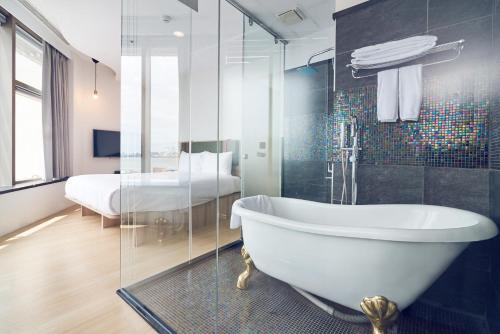 Bilik mandi di CHECK Inn Express New Taipei Tamsui