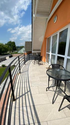 Un balcón o terraza en Korall Apartman