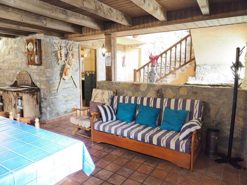 a living room with a couch with blue pillows at Casa Tomaso - Turismo Rural in Reperos
