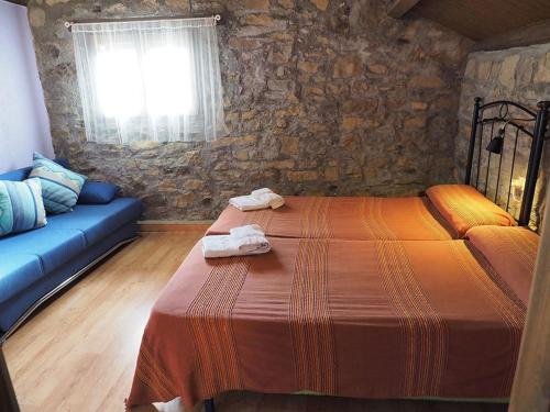 a bedroom with a bed and a blue couch at Casa Tomaso - Turismo Rural in Reperos