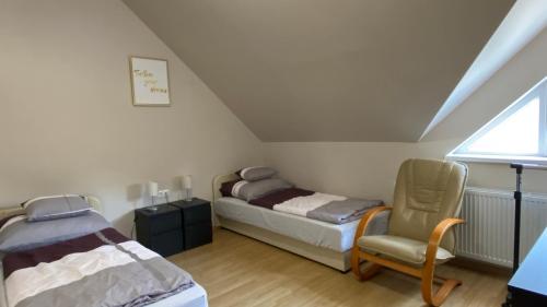 Una cama o camas en una habitación de Korall Apartman