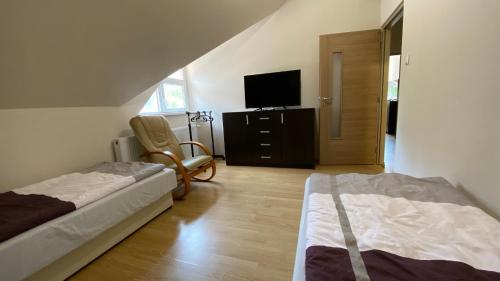 Una cama o camas en una habitación de Korall Apartman