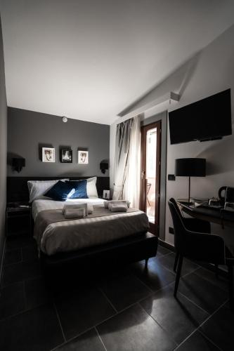 a bedroom with a bed and a desk with a computer at Relais Manzoni in Rome