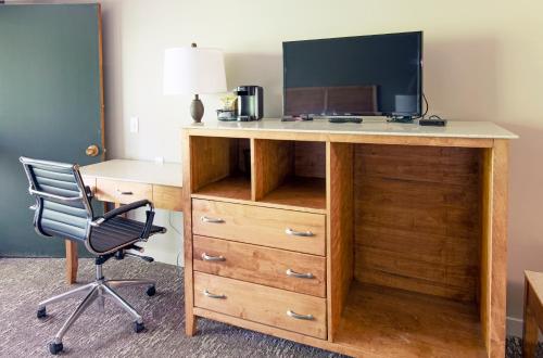 a desk with a tv and a chair in a room at Rough River Dam State Resort Park in Fentress McMahan