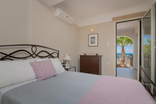 เตียงในห้องที่ Villa Elizabeth - Seafront Classic Villa!