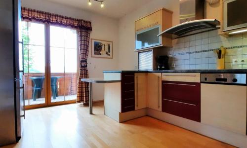 une cuisine avec un comptoir et une grande fenêtre dans l'établissement Haus Granit, à Oberau