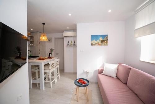 New cozy apartment - center of old town Omiš