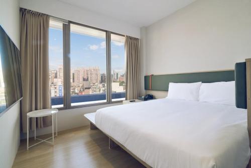 Postel nebo postele na pokoji v ubytování CHECK Inn Express New Taipei Tamsui