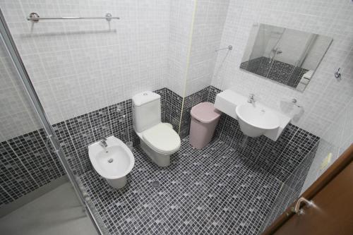 サランダにあるSkyview Apartmentsのトイレと洗面台付きのバスルーム