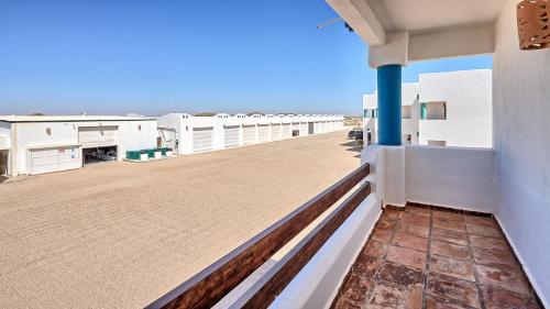 Balkoni atau teres di Villas Paradise 12 by Kivoya