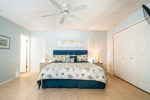 a bedroom with a bed and a ceiling fan at Beach Potato - 3404 Gulf Dr 5 in Holmes Beach
