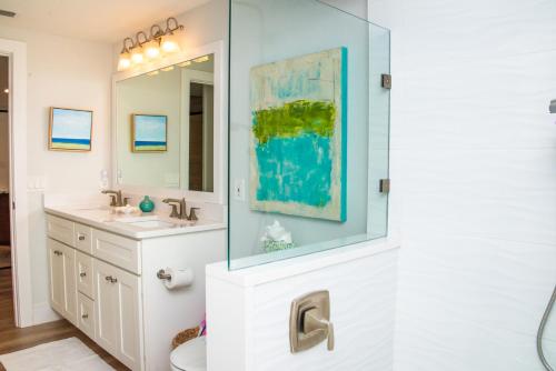 un bagno con lavandino, WC e specchio di Island Time: AMI North End, Pool, Close to City Pier & Pine Ave by Anna Maria Life Vacation Rentals ad Anna Maria