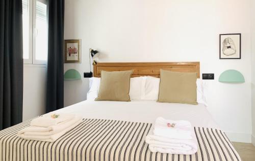 a bedroom with a bed with two towels on it at Casa Miguel - Apartamento 4 in Sanlúcar de Barrameda