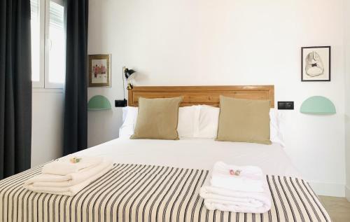 1 dormitorio con 1 cama con 2 toallas en Casa Miguel - Apartamento 4, en Sanlúcar de Barrameda