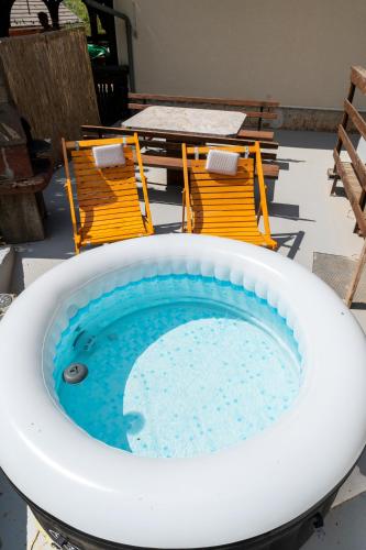 La alberca dentro o cerca de Glamping Laze