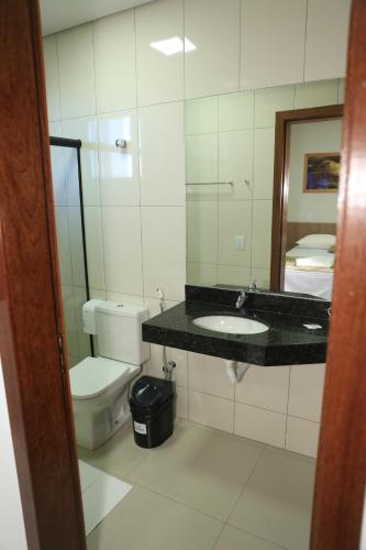 Bilik mandi di Pontal Executive Hotel