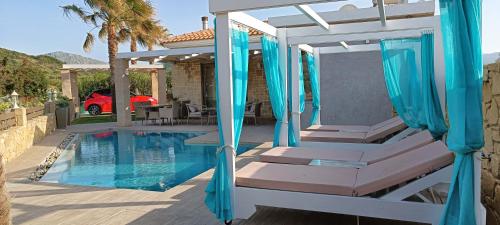 Swimmingpoolen hos eller tæt på Elena Villa