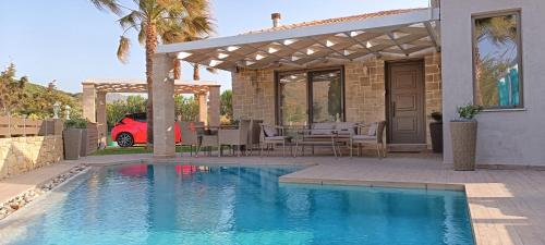 Swimmingpoolen hos eller tæt på Elena Villa