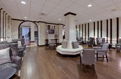 una sala d'attesa con divani, tavoli e sedie di Sonesta Atlanta Northwest Galleria ad Atlanta