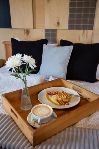 ein Tablett mit einem Teller Essen auf dem Bett in der Unterkunft Dom Numer 127 in Czarna Góra