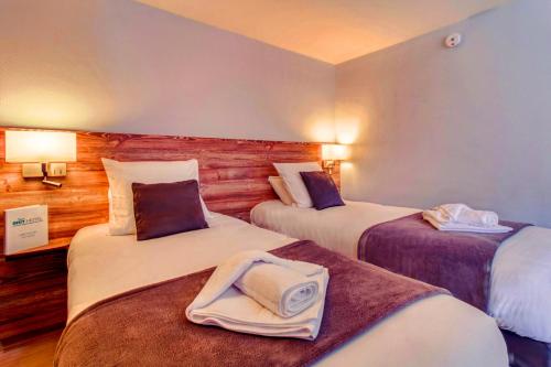 Postel nebo postele na pokoji v ubytování Brit Hotel Confort Pau Lons