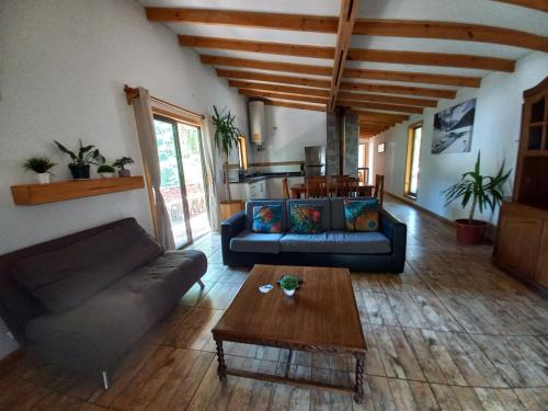 ein Wohnzimmer mit einem Sofa und einem Couchtisch in der Unterkunft Cabañas Golem - Con Piscina in Guangualí