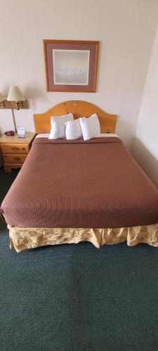 Ein Bett oder Betten in einem Zimmer der Unterkunft Thunderbird Inn of Mackinaw City