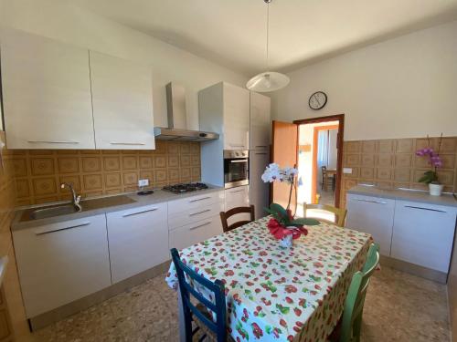 A kitchen or kitchenette at Villa Antonia