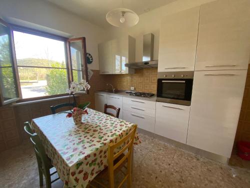 A kitchen or kitchenette at Villa Antonia