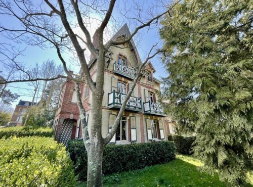 uma casa grande com uma varanda em cima em Chantemerle à partir de 2 personnes em Villers-sur-Mer