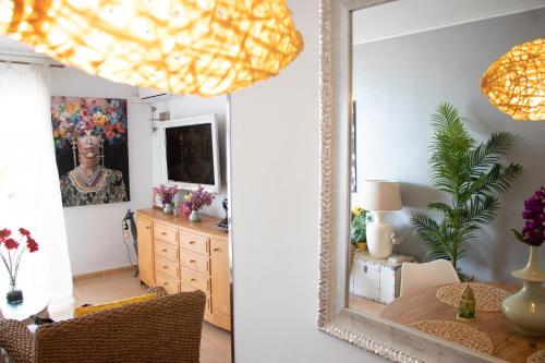 Televízia a/alebo spoločenská miestnosť v ubytovaní Apartamento playa arenal Calpe Grupo Terra de Mar, alojamientos con encanto