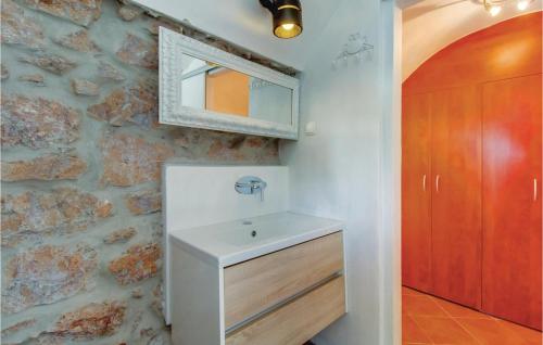 Ванная комната в Cozy Apartment In Mali Losinj With Kitchen