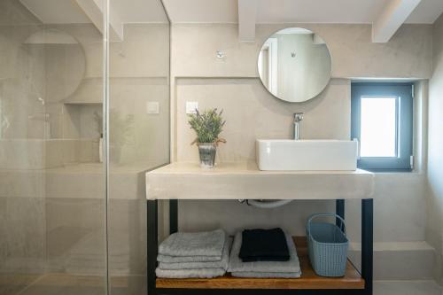 y baño con lavabo y ducha. en Bright & elegant loft suite in the city center, en Zakynthos