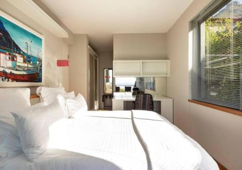 Ein Bett oder Betten in einem Zimmer der Unterkunft Seaview Apartment in Muizenberg