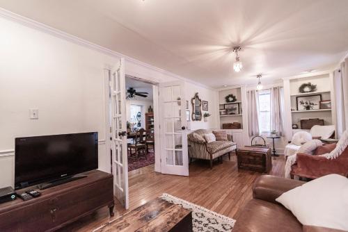 a living room with a couch and a tv at Schilling House in Harpers Ferry