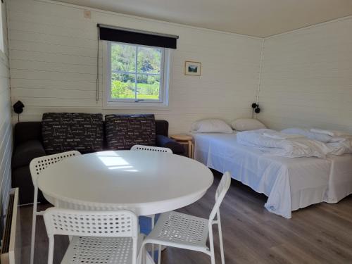 Pokój z łóżkiem, stołem i krzesłami w obiekcie Skahjem Gard w mieście Aurland