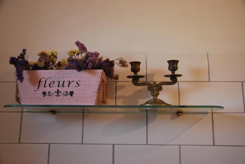 a glass shelf with a pot of flowers on it at Monte Ramos in Ferreira do Alentejo
