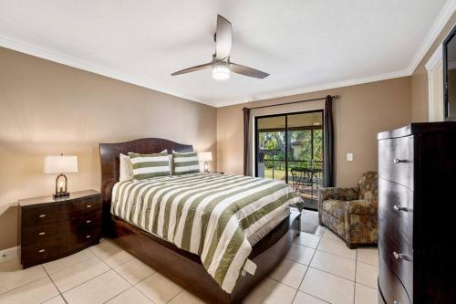 מיטה או מיטות בחדר ב-Cozy home in Gulf Gate