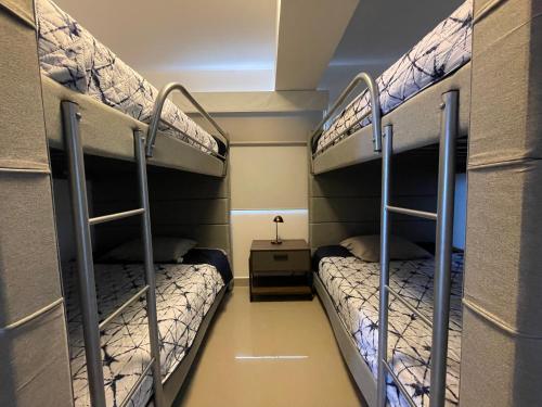 a room with two bunk beds in a room with at a pie de playa con hermosa vista by G P S rentas in Mazatlán
