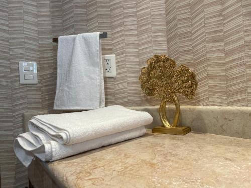 a bathroom with a counter with towels and a tree on it at a pie de playa con hermosa vista by G P S rentas in Mazatlán